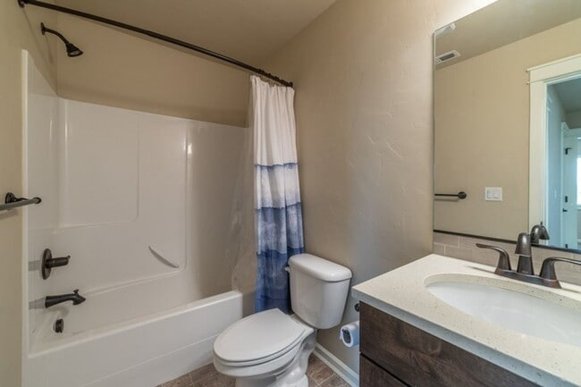 Building Photo - Beautiful unit in NE Bend!  Great location!