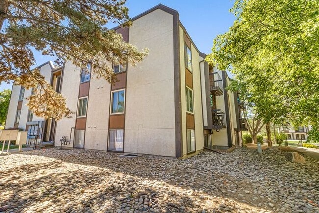 Building Photo - Easy Living Starts Here | 2 Bedroom Lakeside Condo
