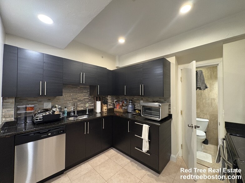 Building Photo - 1203 Beacon St