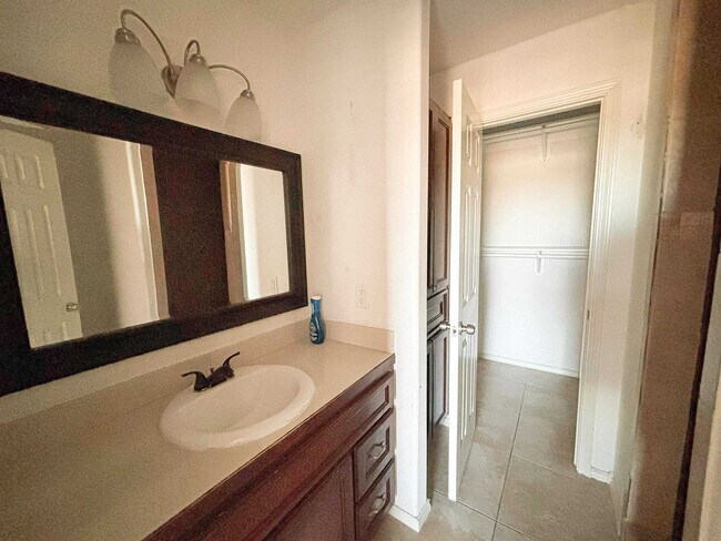 Building Photo - 803 E Fremont St