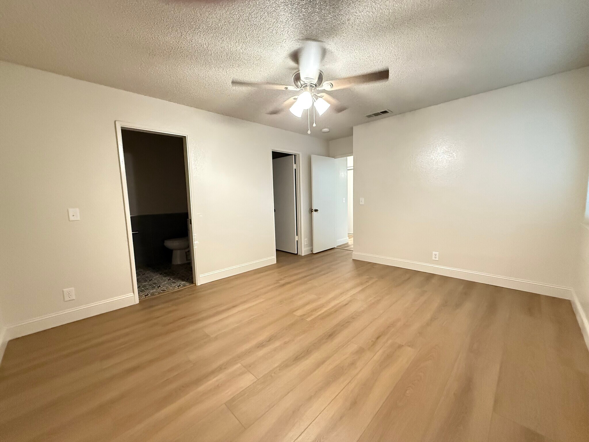 Building Photo - 6158 N Fresno St