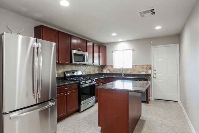 Building Photo - 6450 Dayridge Ln