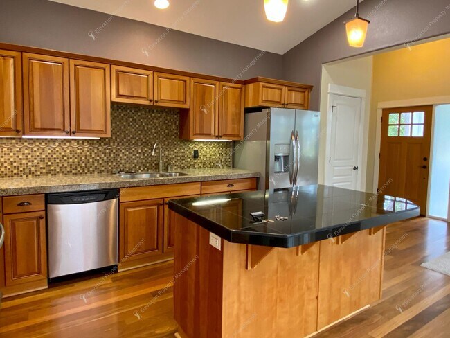 Building Photo - 3BR - 2.5 BA Charming Greenway Home in Lar...
