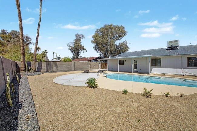 Building Photo - 2303 E Inverness Ave