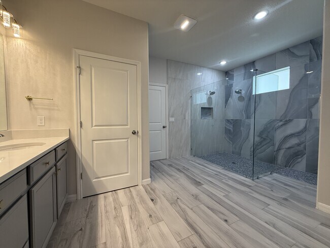 Building Photo - 4753 Ter Blf St