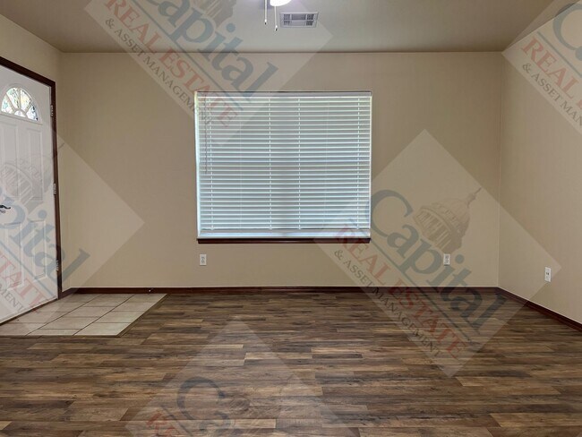 Building Photo - Spacious Duplex in Harrah
