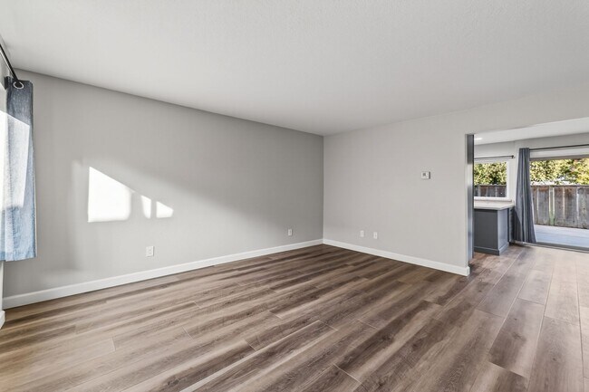 Building Photo - Charming 3-Bedroom Condo in Creekside Village – Prime Location!