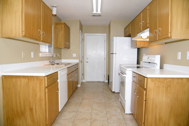 Building Photo - Charming 3 bedroom 2 bath home