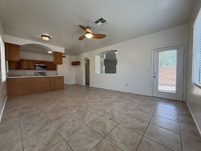Building Photo - "Spacious 3-Bedroom Gem with 2.5 Baths in ...