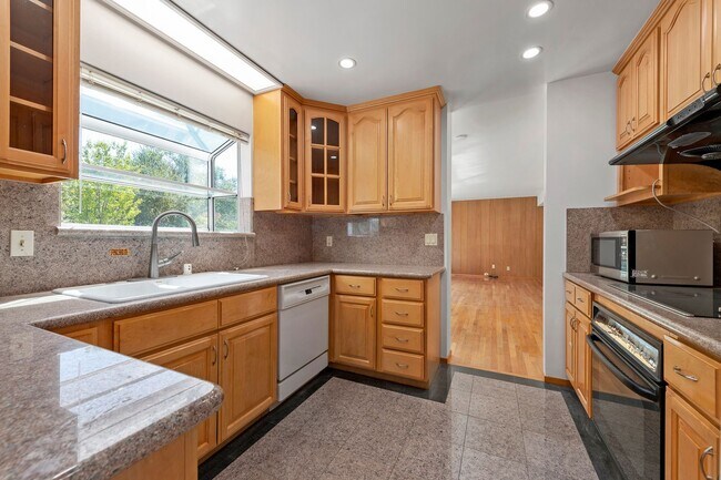 Building Photo - 5 bed/2.5 bath single family home in W. Sa...