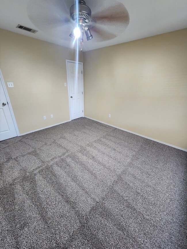 Building Photo - 3 bed 2 bath home, 1 car garage