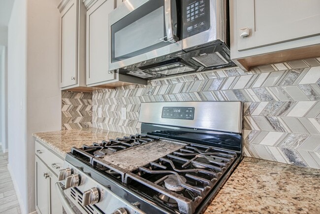 Building Photo - Beautiful 4 bed/2.5 baths in the desirable...