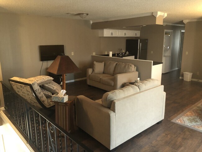 Building Photo - WEST SIDE CONDO!