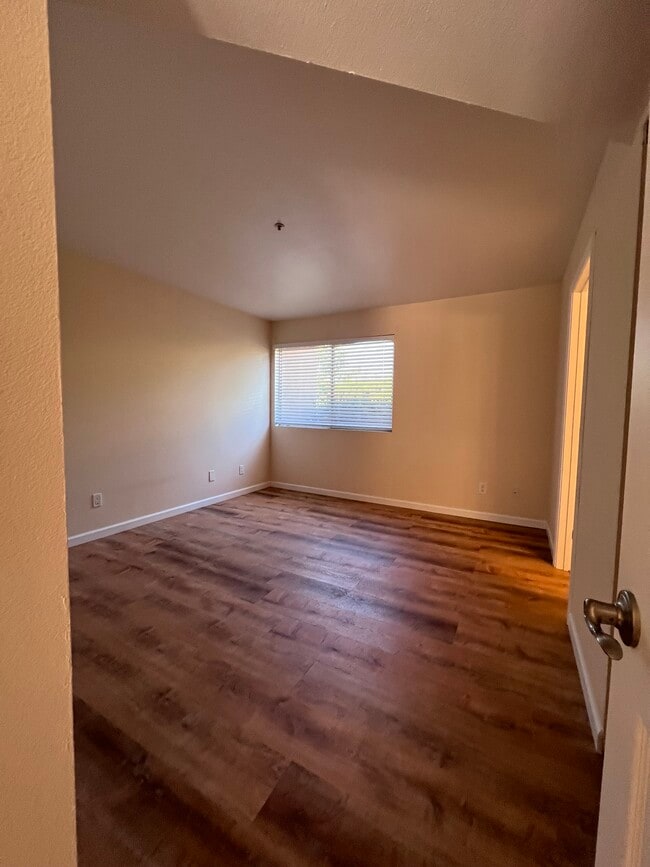 Building Photo - 250 Sunset Dr
