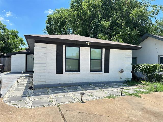 Building Photo - 809 W Broadus St