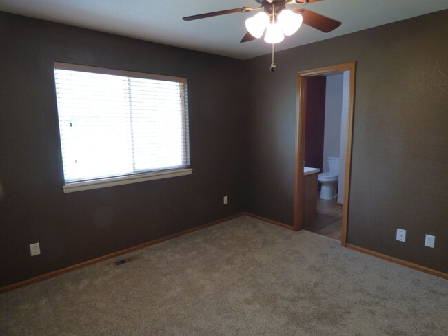 Building Photo - 3 Bedroom home in Loveland
