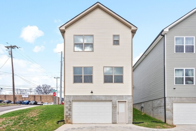 Building Photo - 700 Crossland Ave