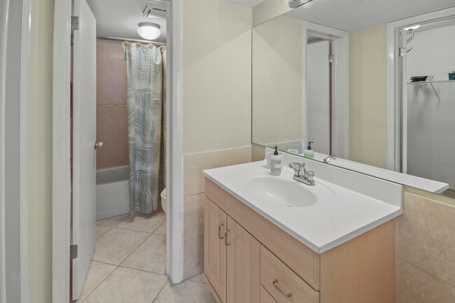 Building Photo - 2936 Lake Shore Dr