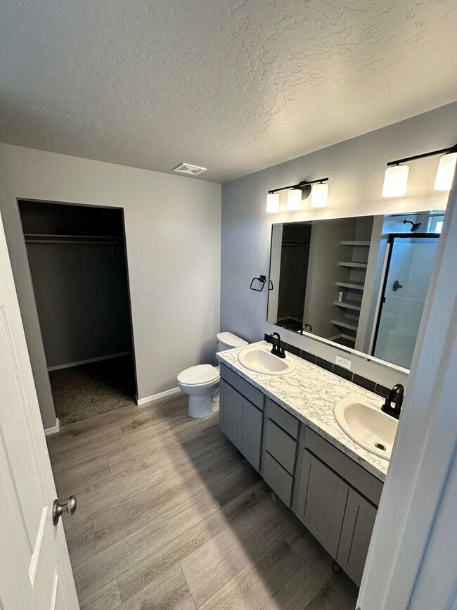 Building Photo - 3 Bedroom and 2 bath located in a vibrant,...