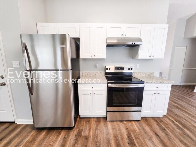 Building Photo - 3 Bed/2 Bath Home with Garage / Pet-Friendly / Coming Soon!