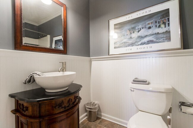 Building Photo - Pool View Condo Available!