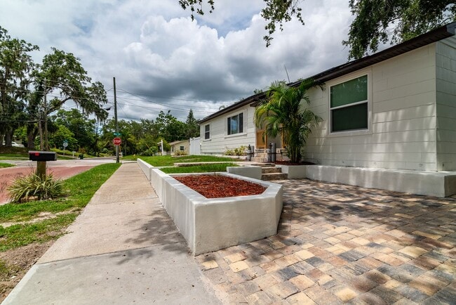 Building Photo - Charming 3BD/2BTH Home with Private Backyard in the Heart of Safety Harbor