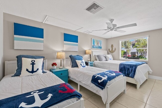 Building Photo - Naples Park Pool home - walking distance to the beach!