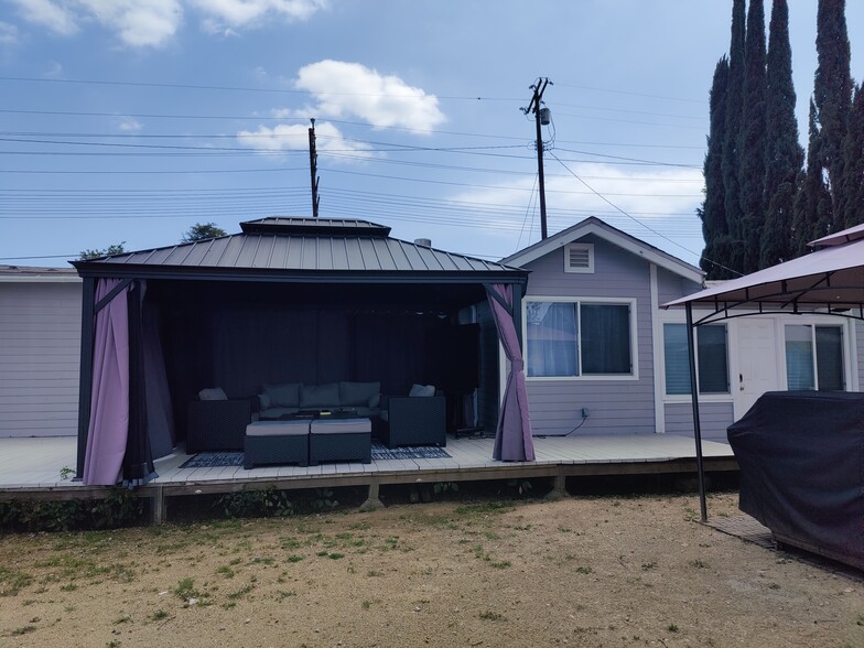 Gazebo and deck by the bedroom - 22635 Oxnard St