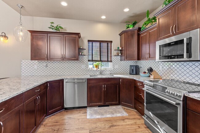 Building Photo - Beautiful, Executive  Home on Cul de Sac i...