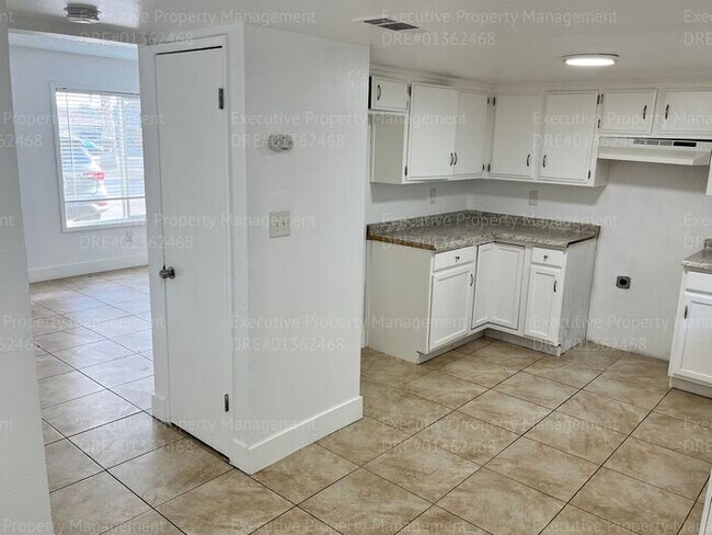 Building Photo - 2-bedroom/ 1.5- bathroom townhome. *Move I...