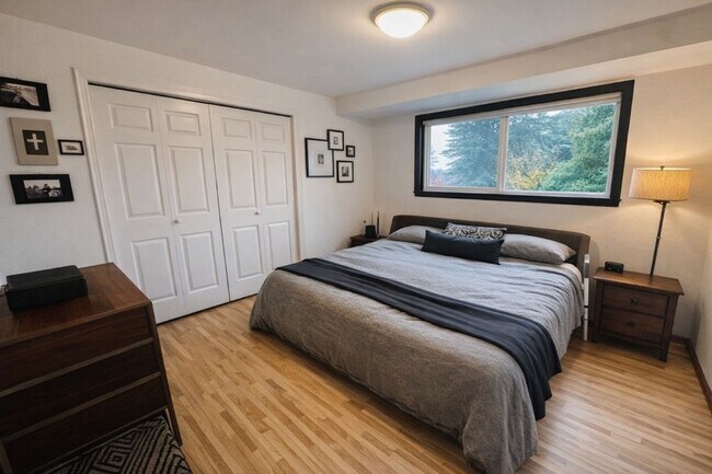 Building Photo - 5Bd/2.25Ba Bellevue House