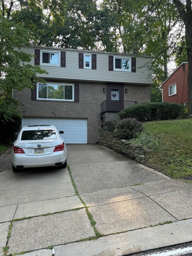 Building Photo - Beautifully Updated 4-Bedroom Home in Mt. Lebanon!