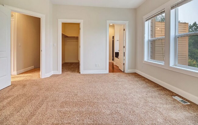 Building Photo - This Gorgeous Townhome has 3 Bedrooms, 3 1...