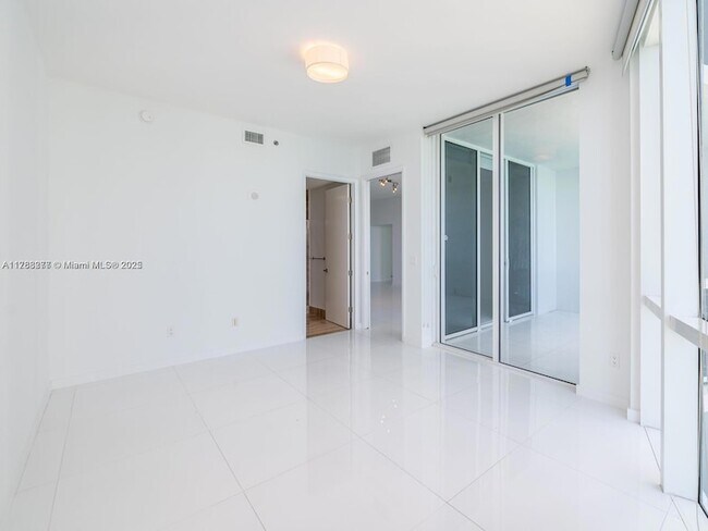 Building Photo - 15901 Collins Ave