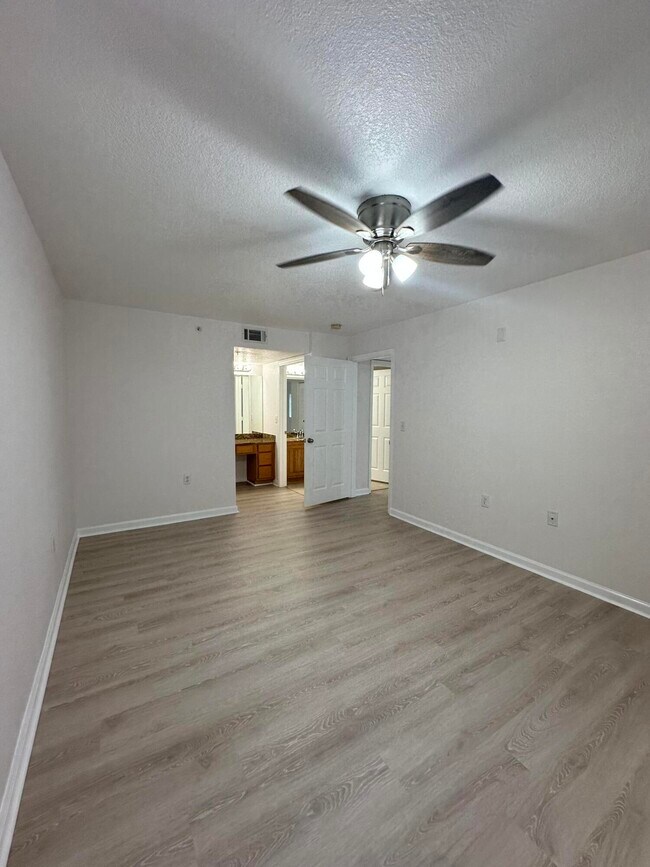 Building Photo - 261 SW Palm Dr