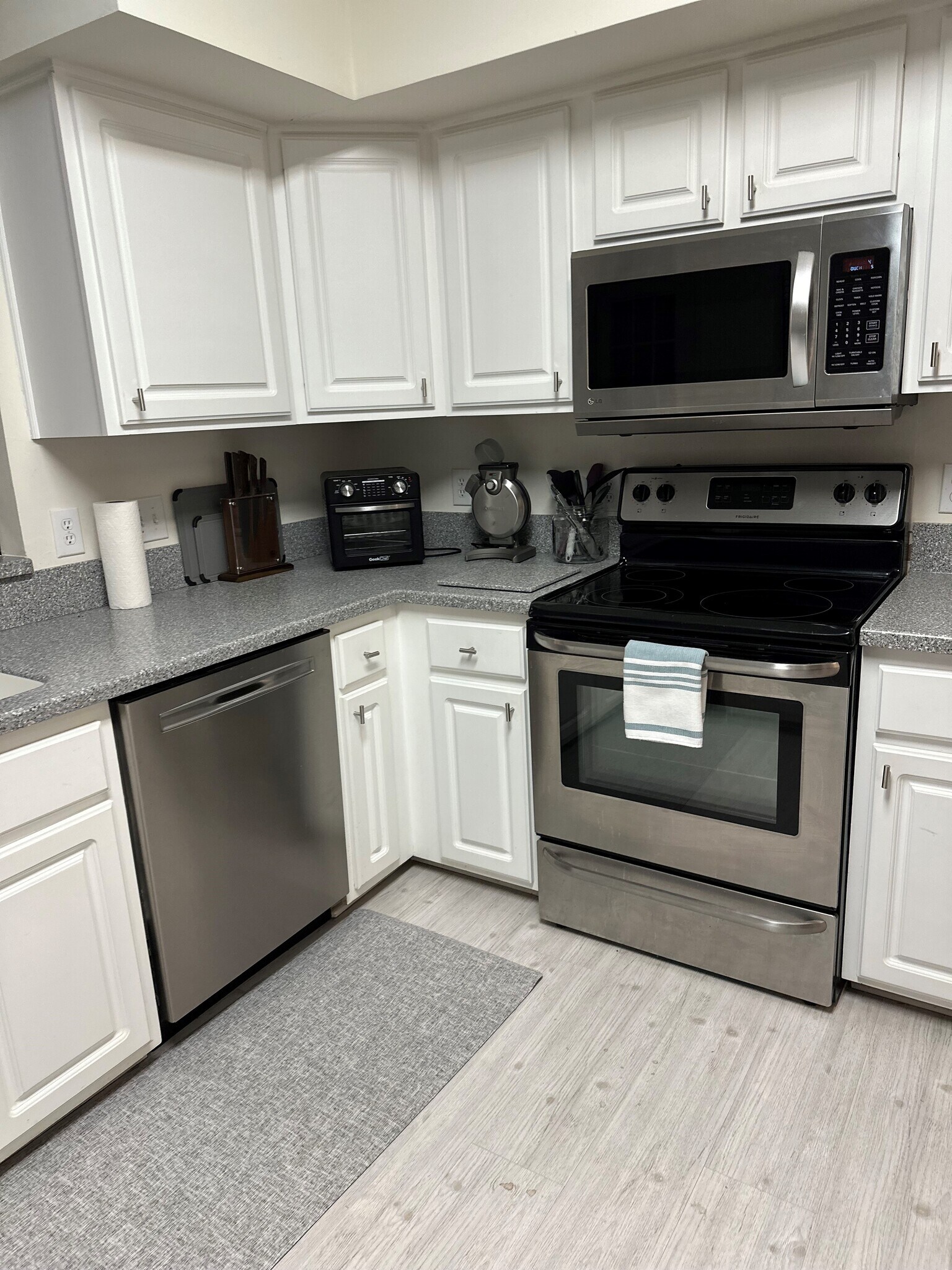 Building Photo - 100 Hebride Ct