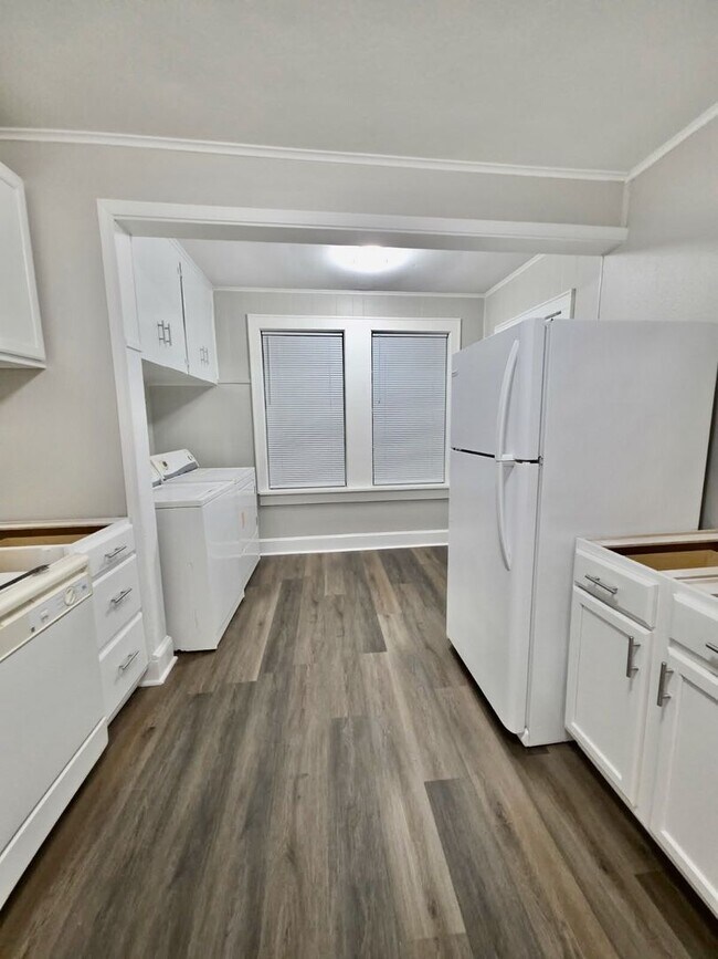 Building Photo - $500 OFF FIRST MONTH'S RENT MOVE IN SPECIAL-ADORABLE REMODELED HIGHLAND-CENTENARY HOME