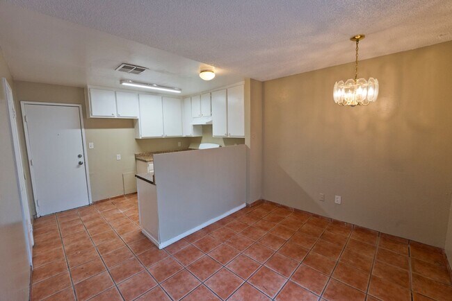 Building Photo - SW- condo 2bed-1 bath attached 1 car garage