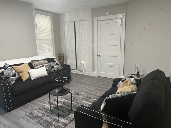 Building Photo - Walking distance to U of L and Bellarmine Campus