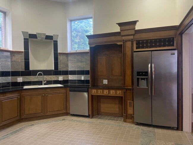 Building Photo - 1025 Church St