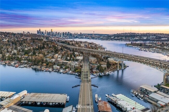 Building Photo - 3bd/2.5ba Seattle Houseboat