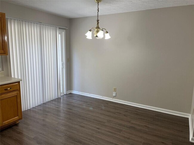 Building Photo - 326 Leafmore Rd SW