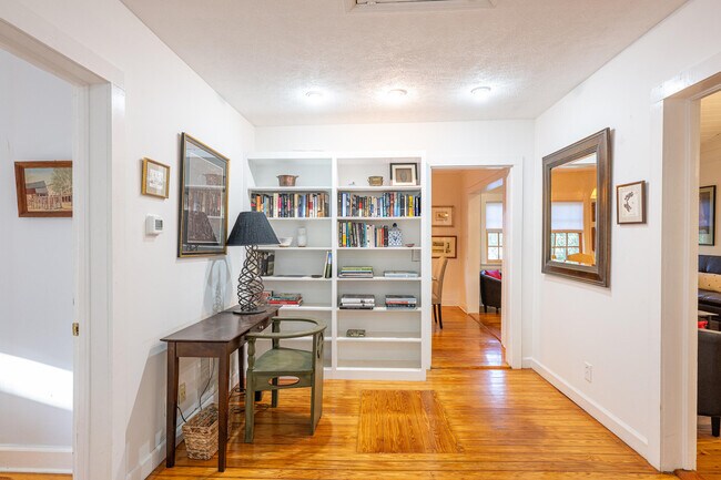 Building Photo - 566 Newberry St SW