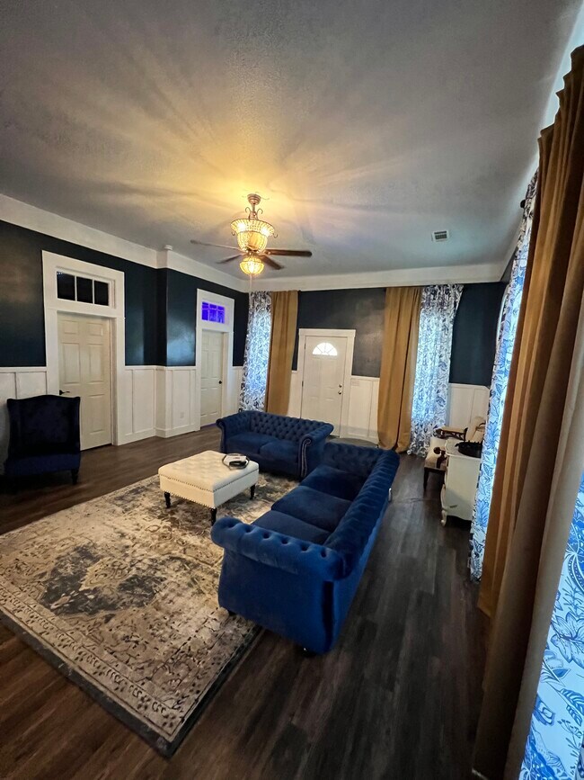 Living Room - 504 N Ridge St