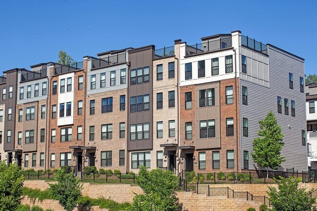 Building Photo - Pet-Friendly Brookhill Commons Townhome-Style Condo