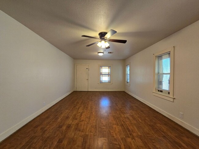 Building Photo - 617 N Bonita Ave