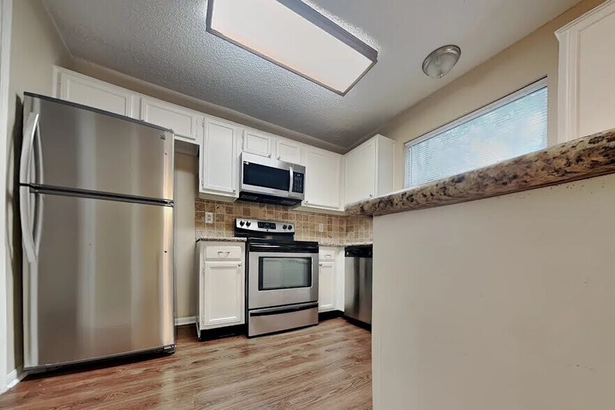 Building Photo - 11 Brentwood Oaks Ct