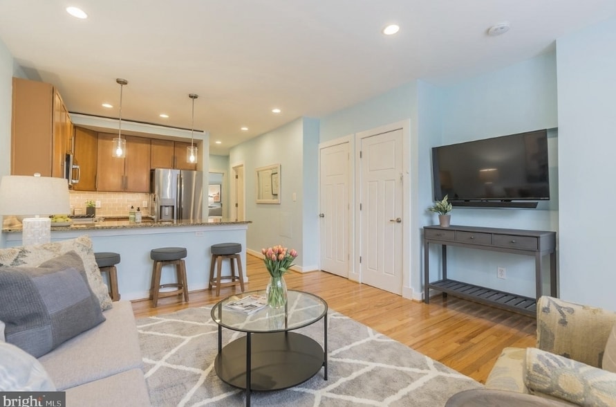 Building Photo - 302 Todd Pl NE