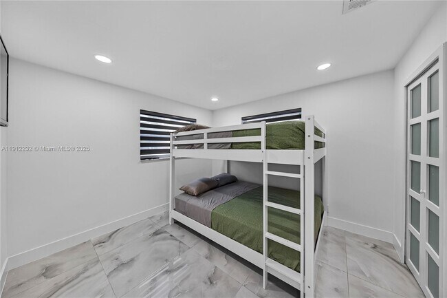 Building Photo - 3130 SW 16th St