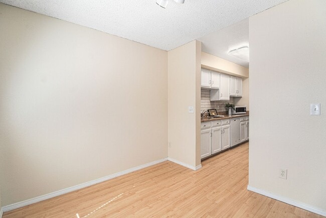 Building Photo - Well Maintained 2 Bed, 2 Bath Townhome in ...
